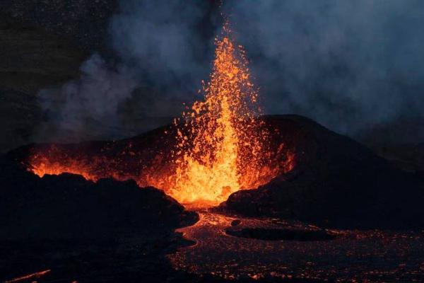 梦到火山爆发暗示你的生活中可能发生什么变故