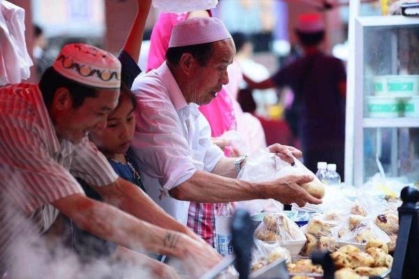 回族节日：美食、祈福与团圆的时刻